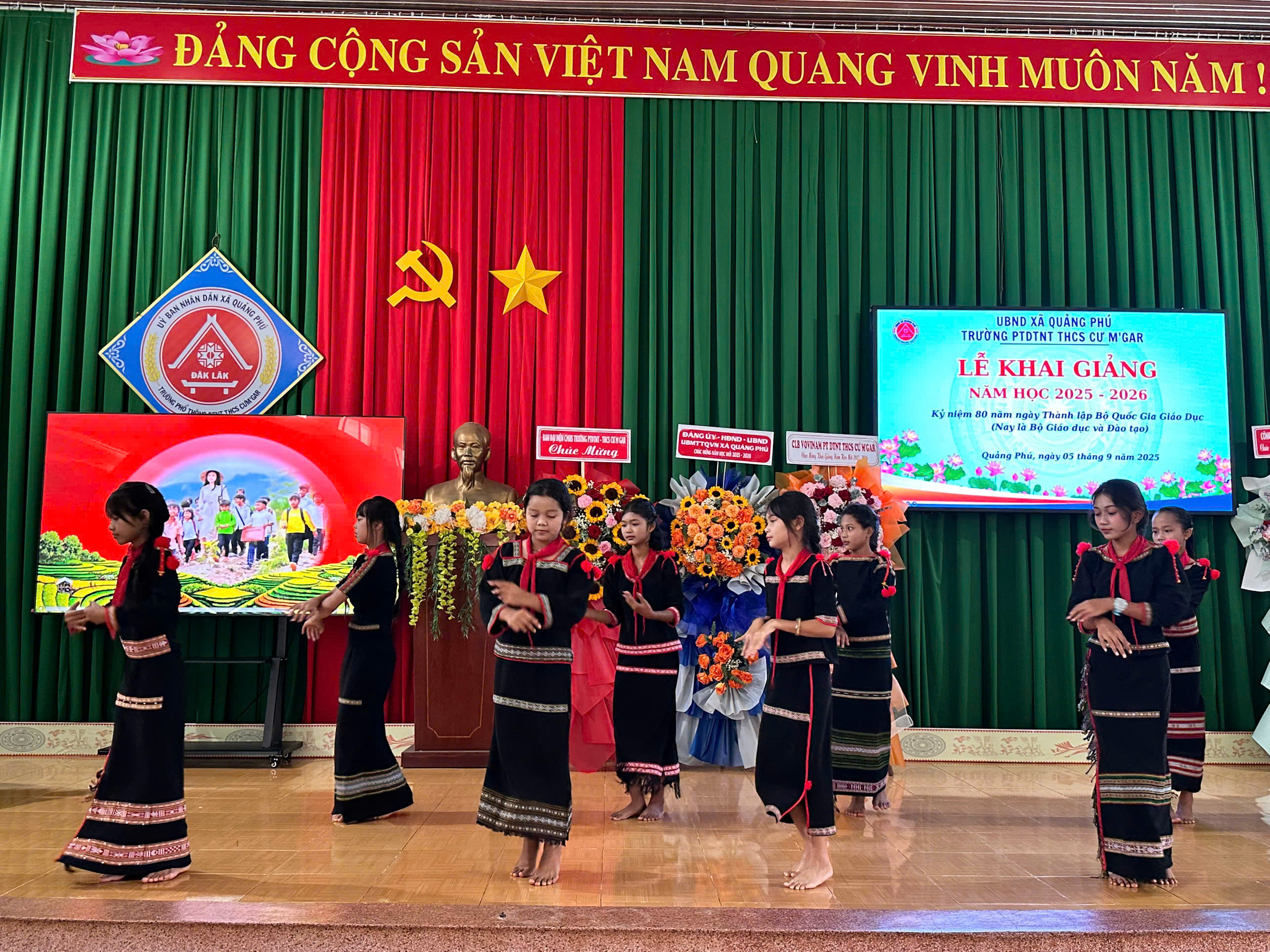 Văn nghệ chào mừng